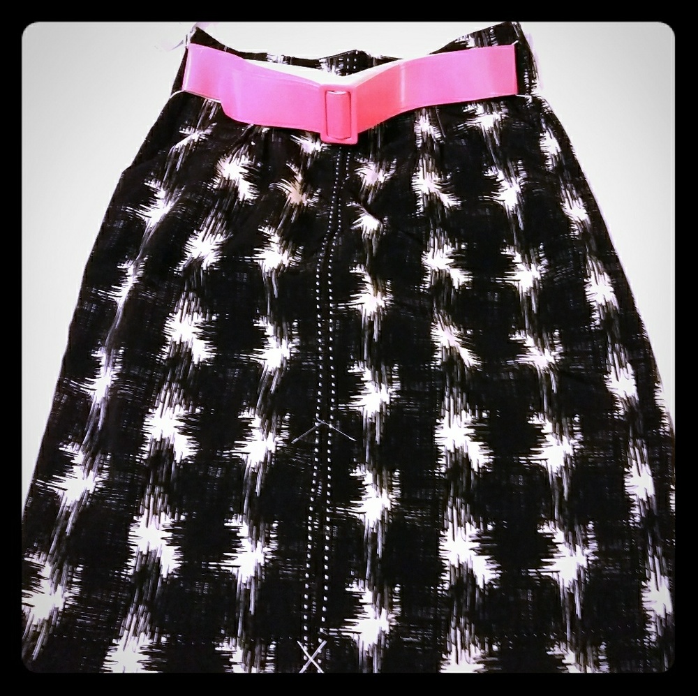 Graphic pencil skirt with belt